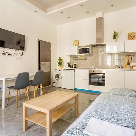 Modernized Condo At Kiraly 51 Budapest Bagian luar foto