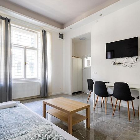 Modernized Condo At Kiraly 51 Budapest Bagian luar foto