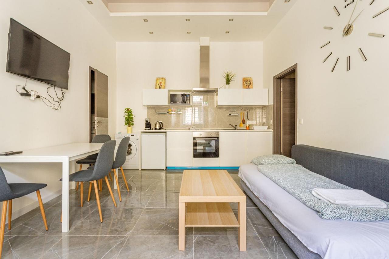 Modernized Condo At Kiraly 51 Budapest Bagian luar foto