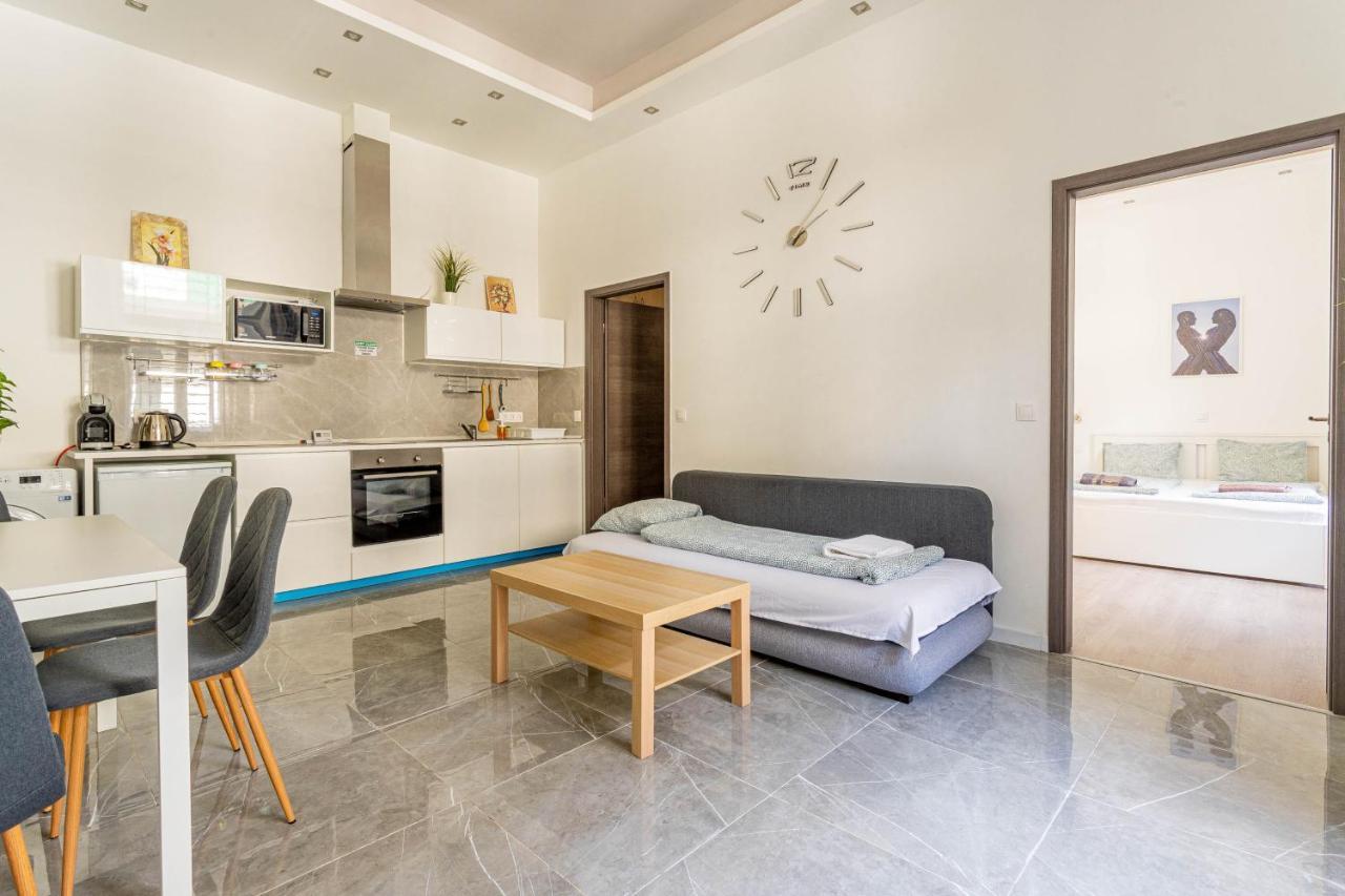 Modernized Condo At Kiraly 51 Budapest Bagian luar foto