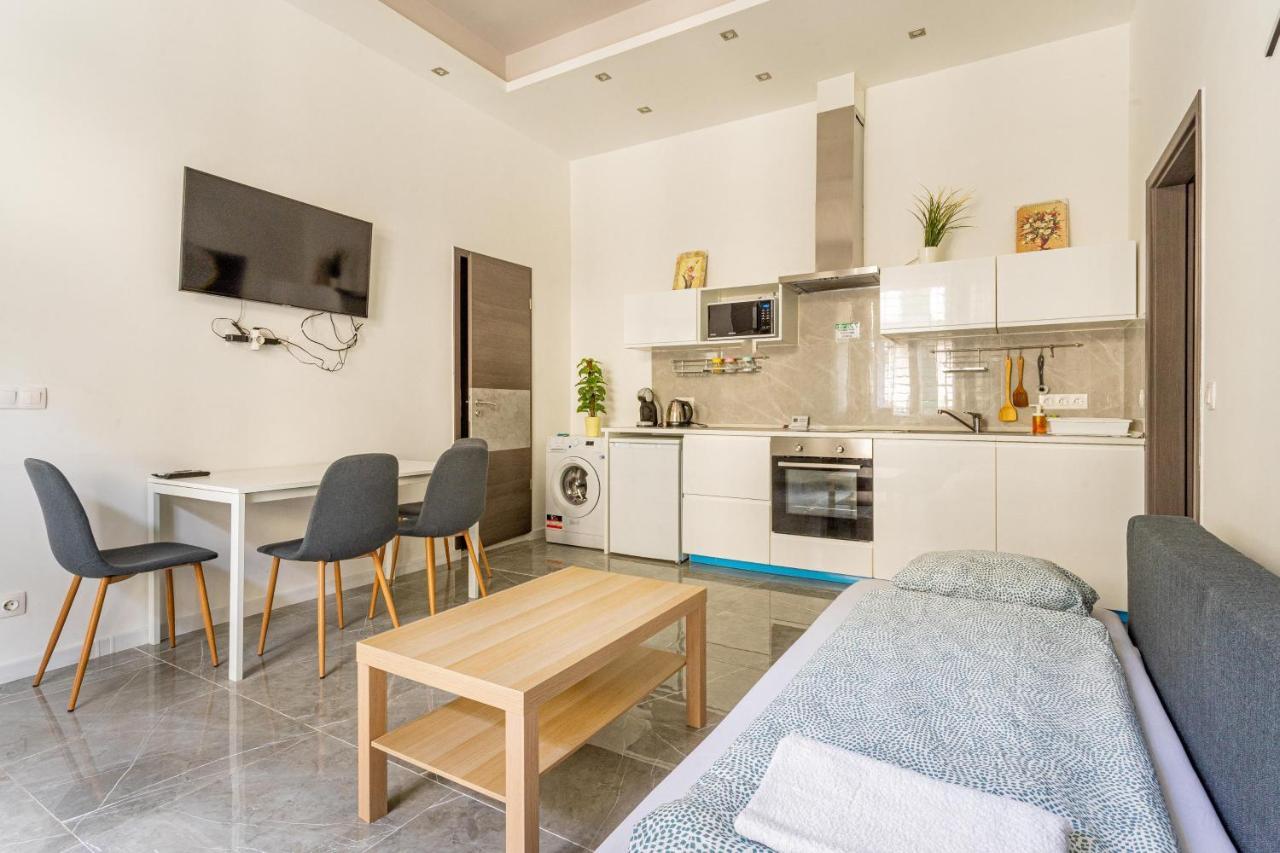 Modernized Condo At Kiraly 51 Budapest Bagian luar foto