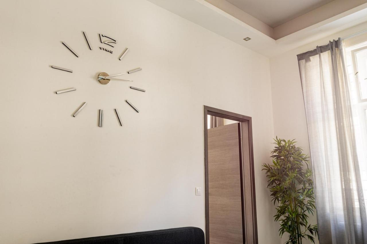 Modernized Condo At Kiraly 51 Budapest Bagian luar foto