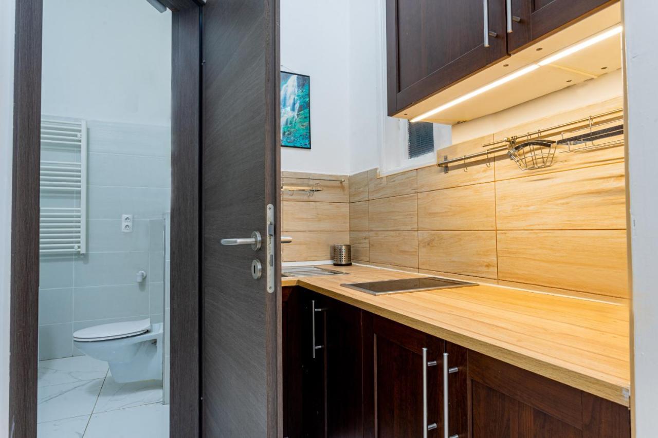 Modernized Condo At Kiraly 51 Budapest Bagian luar foto