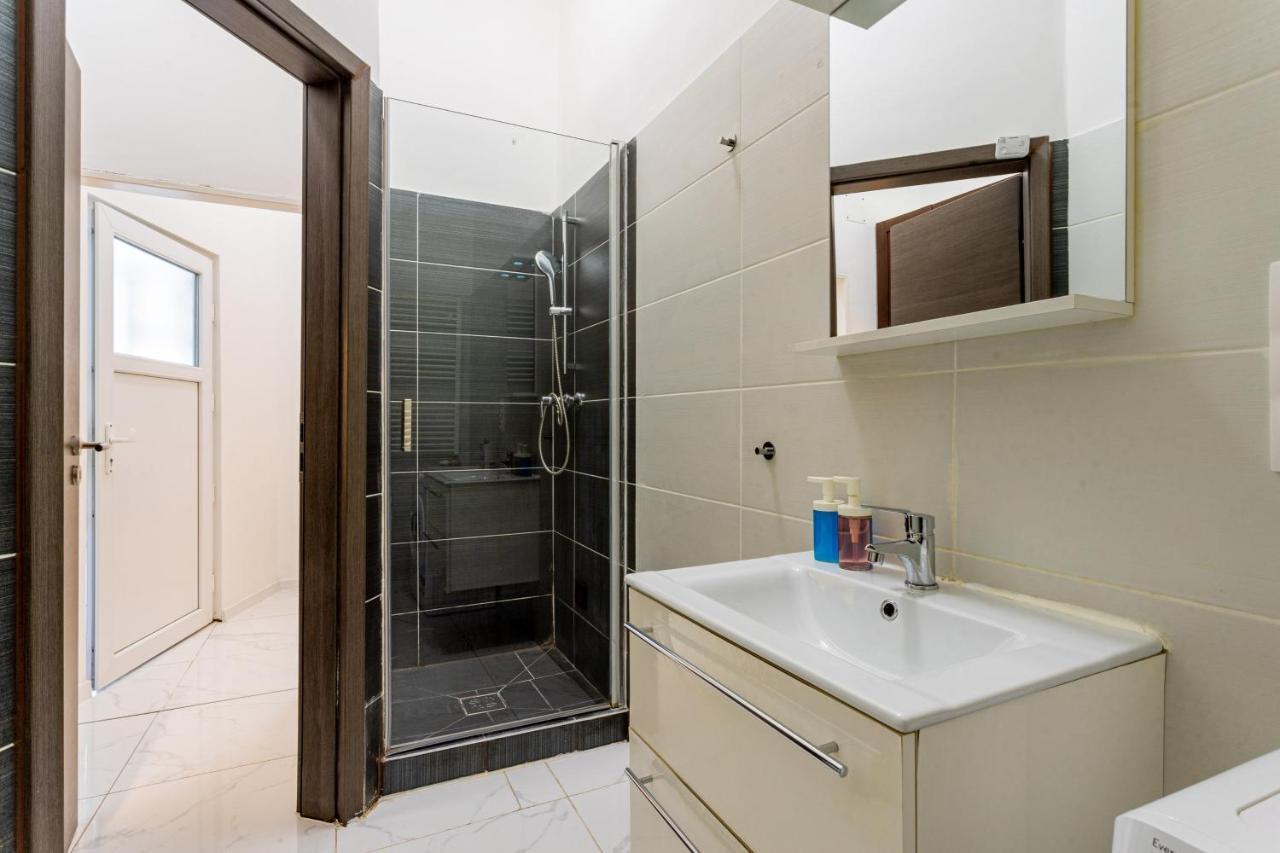 Modernized Condo At Kiraly 51 Budapest Bagian luar foto